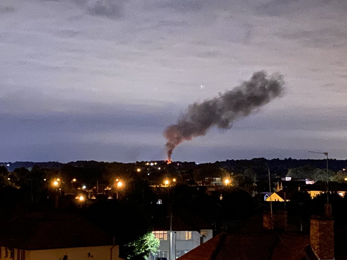 SteveSangster's tweet photo. Probably biggest fire I’ve seen in the 7 years I’ve been witnessing the St Mary cray fires. The operation is becoming more industrial by the day. Pollution levels through the roof @LBofBromley @KateLymer @Pierce_Chris_D @GreenercleanerB @BromleyLFB @GarethBaconMP @LiveableBromley https://t.co/wtOhO3CWJ6