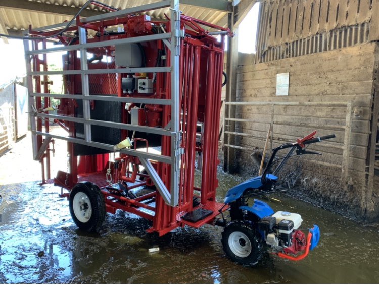 Davidrowe_1's tweet image. Out trimming with the New A*Series today. It’s a great pice of kit, especially for the smaller yards and Jobs. Still the same Safe foot position and great hoof presentation as the H*Series. Getting the job done correctly .        #ACCU-TRIM #FunctionalTrimming  #SaveCowsNetwork