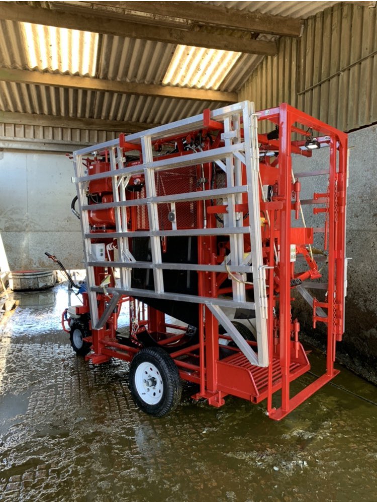 Davidrowe_1's tweet image. Out trimming with the New A*Series today. It’s a great pice of kit, especially for the smaller yards and Jobs. Still the same Safe foot position and great hoof presentation as the H*Series. Getting the job done correctly .        #ACCU-TRIM #FunctionalTrimming  #SaveCowsNetwork