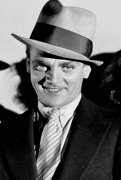  #Efemérides  #TalDíaComoHoy  #OnThisDay  #BOTD  #Filmography  #actor  #JamesCagney Hilo de 20 tweets.1899.Hoy, 17 de julio, nacía James Francis Cagney Jr., JAMES CAGNEY (f. 1986), actor y bailarín. Ganador de un Óscar al Mejor actor principal, por “Yankee Doodle Dandy" (1942).
