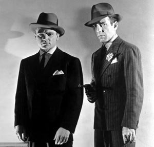 No menos espléndido estuvo en “The Roaring Twenties” (1939), de Raoul Walsh, junto a Humphrey Bogart, donde interpreta de forma magistral a un veterano de guerra que, al volver del frente, orgulloso de haber servido a su patria, se encuentra en la calle, sin trabajo y, casi,