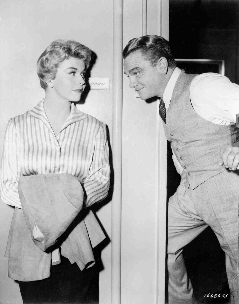 cantante y bailarín de talento, algo que la Warner no supo explotar en su tiempo), y en 1955 por “Love Me or Leave Me”. Cagney formó junto con su hermano William una pequeña productora independiente, la "Cagney Productions".La firma no produjo filmes demasiado buenos, y sólo