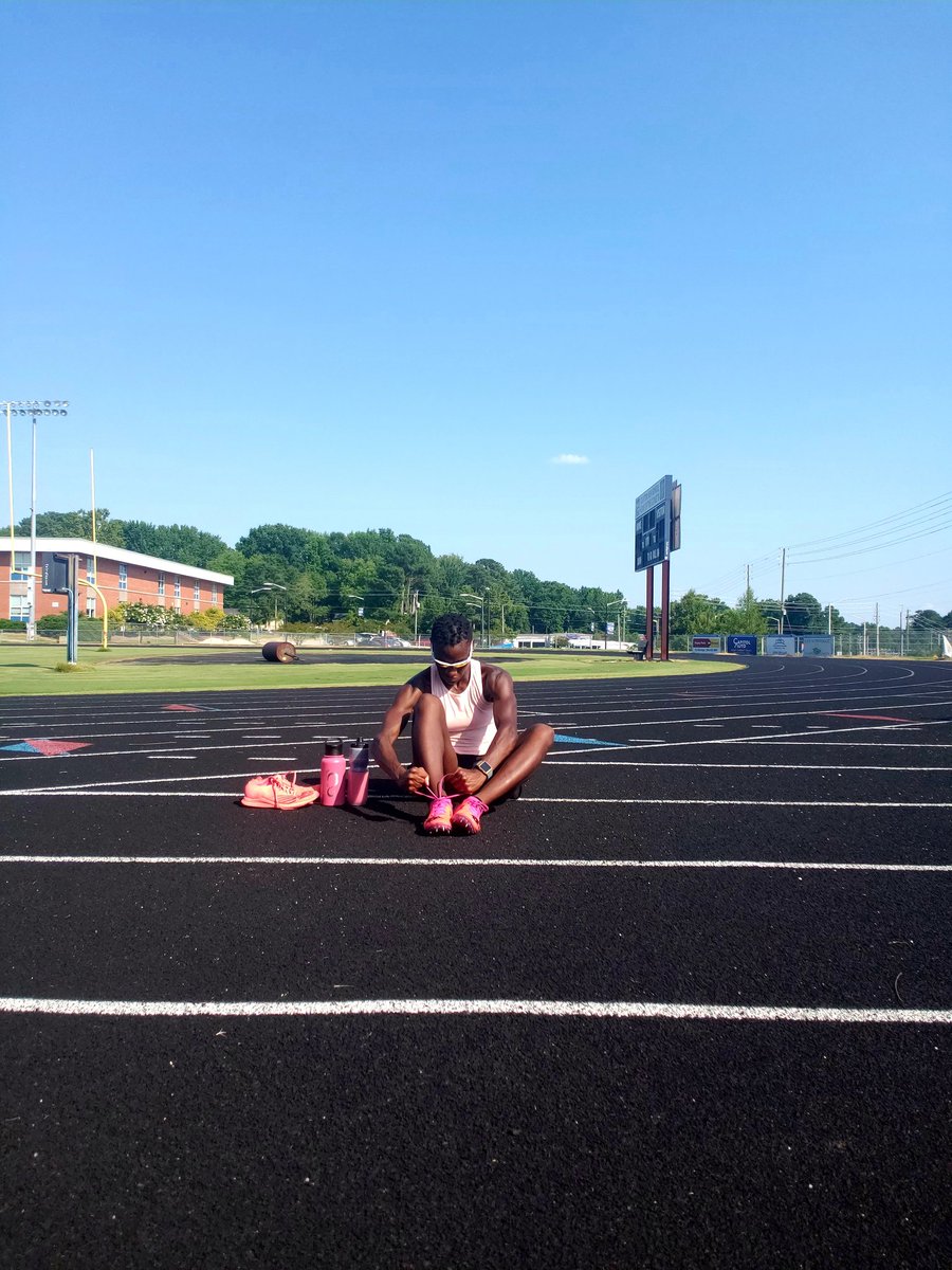 RunErickaRun's tweet photo. 3x4x400m repeats complete✅Gotta keep grinding🏃🏿♀️🔥💨🙏#Inspired2Race #NBRDU #newbalancerunning #NewBalanceRDU #WeGotNow #athletesinpursuit #tracklife #WomensSports #KeepRunning #Xendurance #FuelWhatMatters #liveinfinitely #mshealthandfitness2020
#WhereDeterminationKnowsNoLimits https://t.co/2bWmmra2Sw