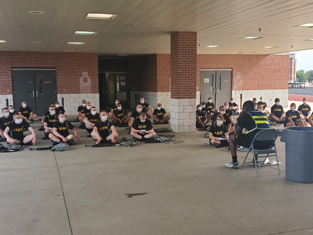 gator_nest's tweet photo. DS Germain is conducting an After Action Review (AAR) of today's training. What happened ? Why it happened ? and what can be done better. He is also discussing the next phase of training, White Phase! #thisishowyoulead #fearthegator #victorystartshere @6_dragoon @14th_MP_Brigade https://t.co/mAumLgCAjI