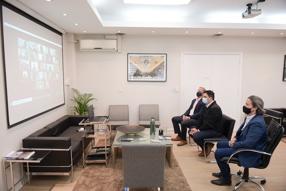 MartinMarinucci's tweet photo. Nos reunimos hoy con diversas asociaciones de consumidores y usuarios. 
Intercambiamos iniciativas y proyectos que permitan brindar un mejor servicio a los pasajeros y pasajeras que a diario viajan en nuestros @TrenesArg https://t.co/whGr0X2v5n