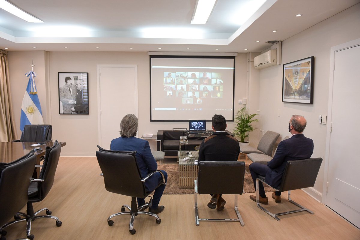 MartinMarinucci's tweet photo. Nos reunimos hoy con diversas asociaciones de consumidores y usuarios. 
Intercambiamos iniciativas y proyectos que permitan brindar un mejor servicio a los pasajeros y pasajeras que a diario viajan en nuestros @TrenesArg https://t.co/whGr0X2v5n