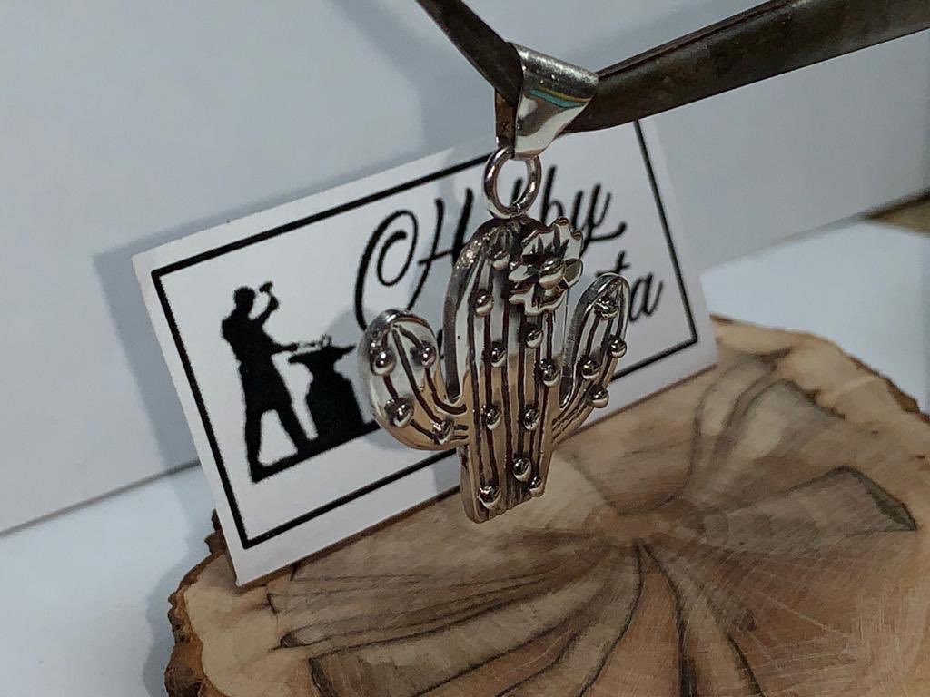hobbydeplata's tweet photo. Clienta amante de los Cactus me pidió hacer uno y salió este pequeño (tamaño moneda de 500 pesos). Como siempre hecho a mano en Plata 950.

#joyasdeplata #arosdeplata #anillosdeplata #pulserasdeplata #losangeles #losangeleschile #reparacionjoyasdeplata #orfebreriaenplata https://t.co/1Qvjhbergu