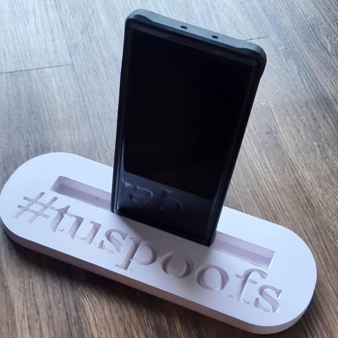 JackyPoof's tweet photo. Haz tu pedido ya que TU porta celular. Practico y moderno para tu escritorio.  20.00 en TUS POOFS https://t.co/4X7jPPPxmx
