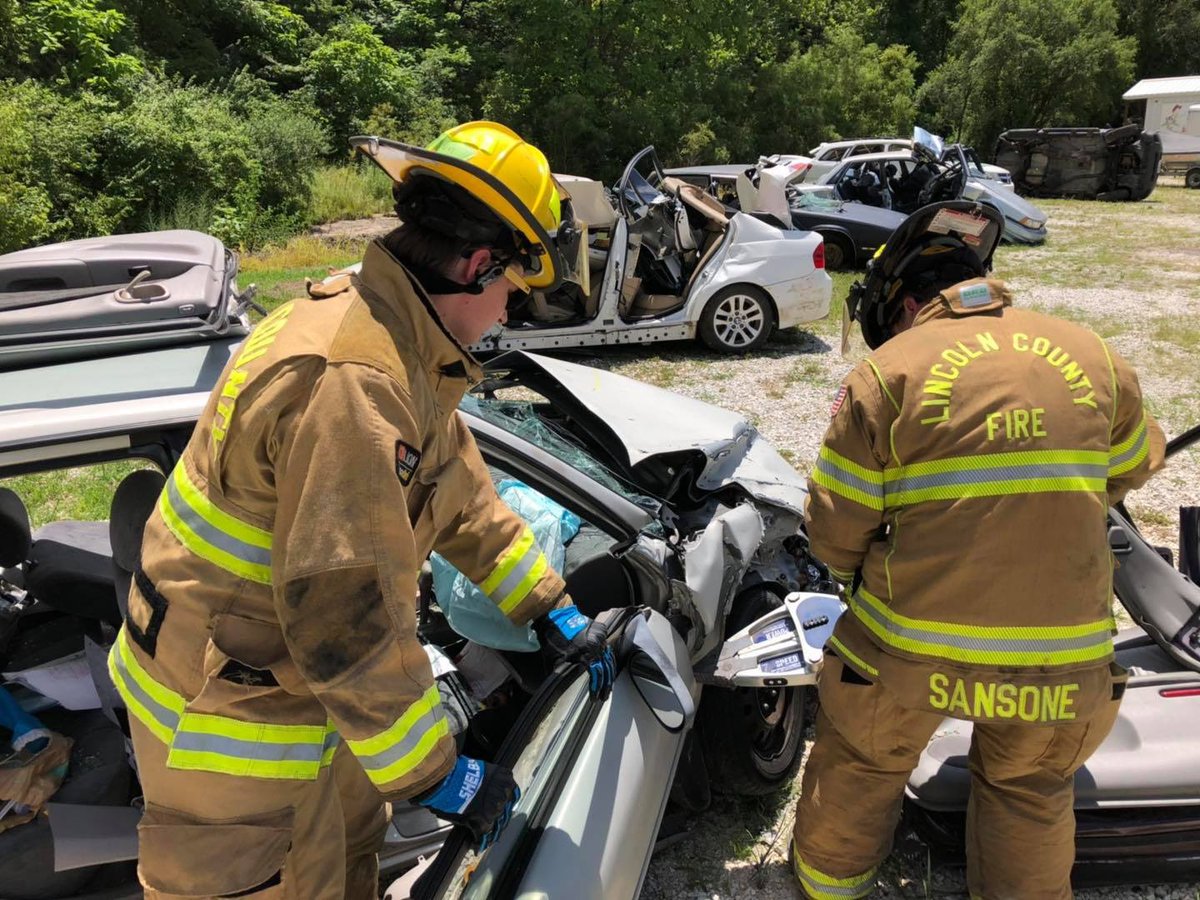 LCFPD1's tweet photo. Training Time! 👨🏼‍🚒

Firefighters spent the afternoon training on vehicle extrication techniques! Firefighters often have to use rescue tools such as the “Jaws of Life” to free trapped victims after a vehicle accident. #InsideLCFPD https://t.co/R3WhN47iN7