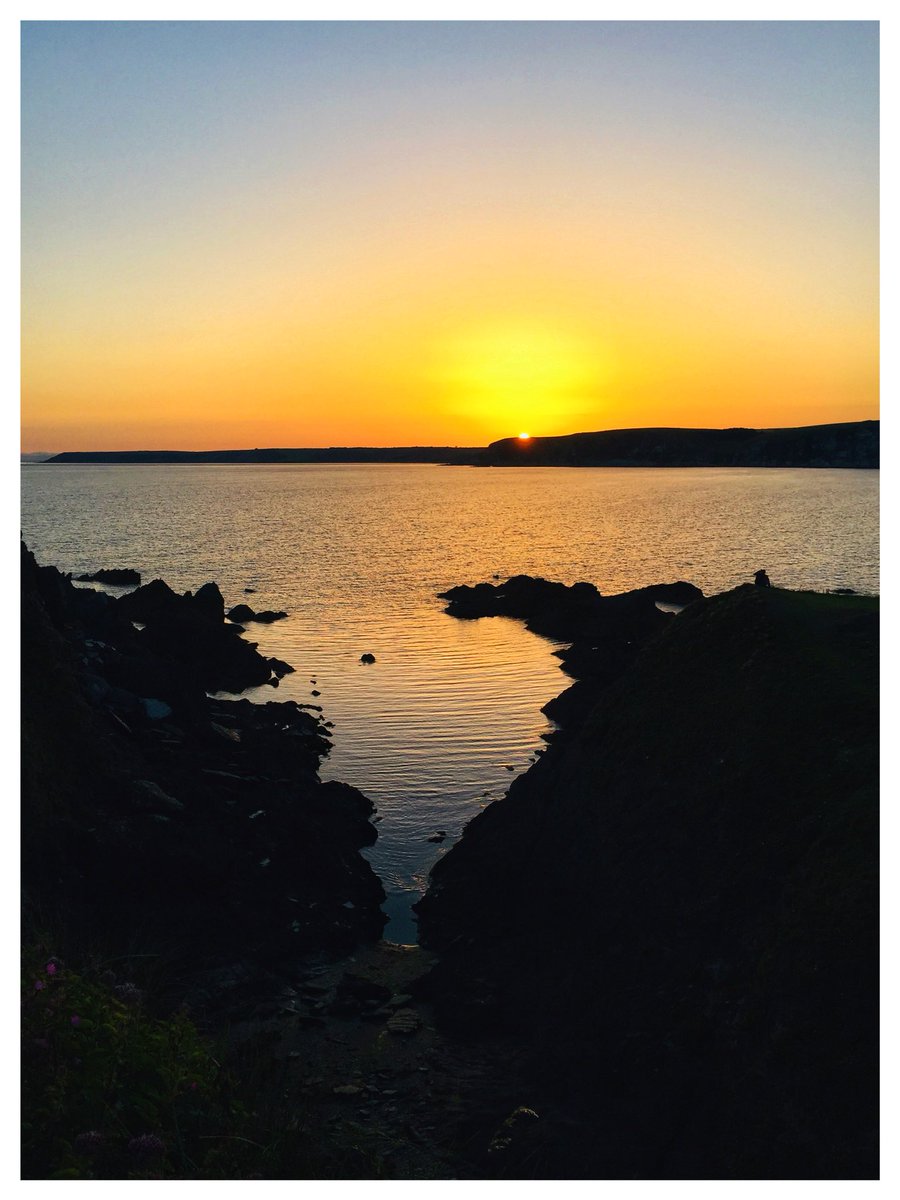newboldimages's tweet photo. Perfect end to a perfect short break @visitsouthdevon @VisitDevon 
Stunning setting for a perfect dinner in 700 year old #pilchardinn 
@Burgh_Island #goodfood #sunset #openforbusiness #bigbury #burghisland https://t.co/I4FZzzDlnz