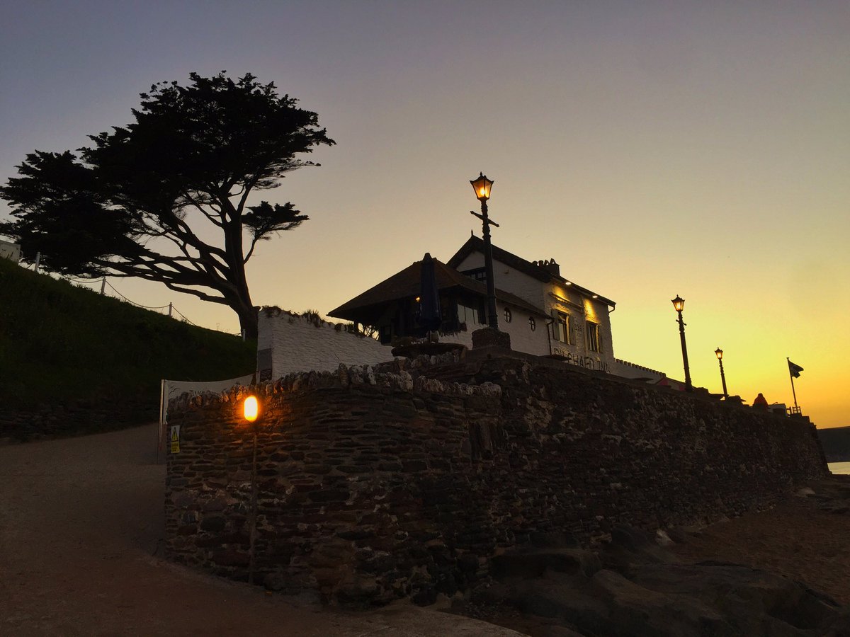 newboldimages's tweet photo. Perfect end to a perfect short break @visitsouthdevon @VisitDevon 
Stunning setting for a perfect dinner in 700 year old #pilchardinn 
@Burgh_Island #goodfood #sunset #openforbusiness #bigbury #burghisland https://t.co/I4FZzzDlnz