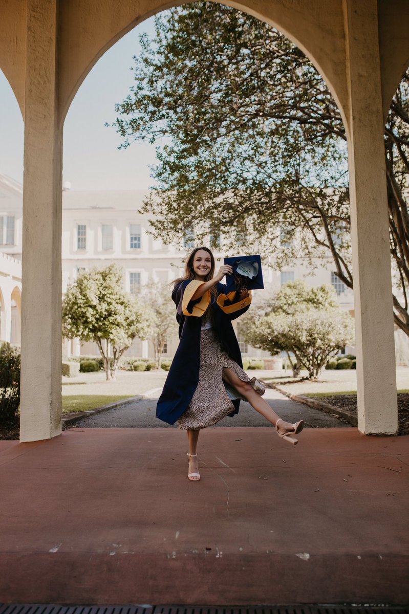 madpoo9823's tweet photo. Graduation photos: outtake edition https://t.co/frhOIr3qQ6