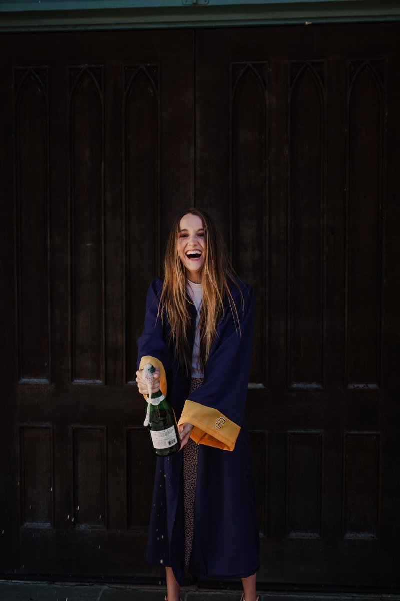 madpoo9823's tweet photo. Graduation photos: outtake edition https://t.co/frhOIr3qQ6