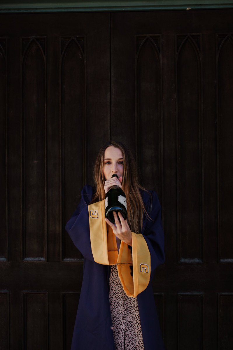 madpoo9823's tweet photo. Graduation photos: outtake edition https://t.co/frhOIr3qQ6
