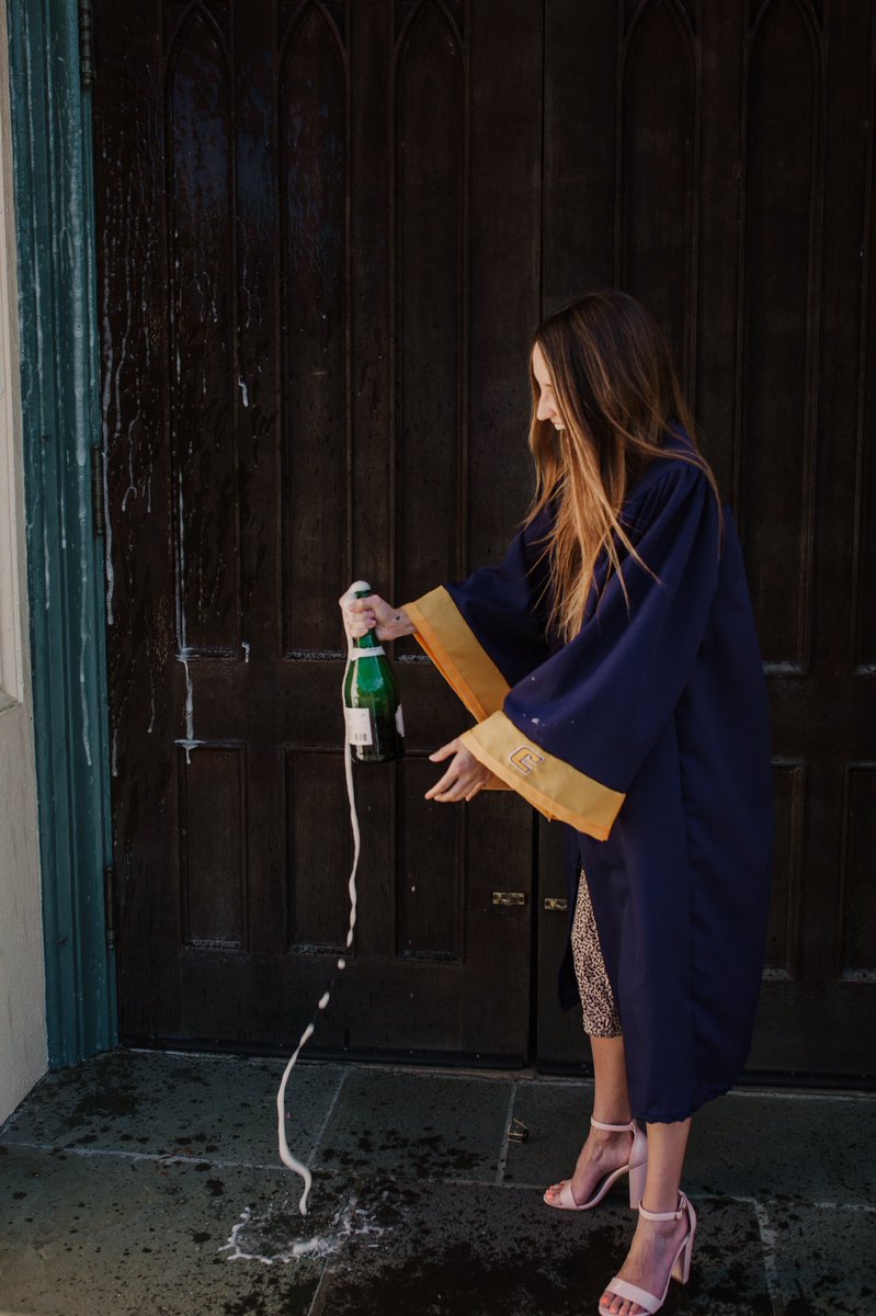 madpoo9823's tweet photo. Graduation photos: outtake edition https://t.co/frhOIr3qQ6