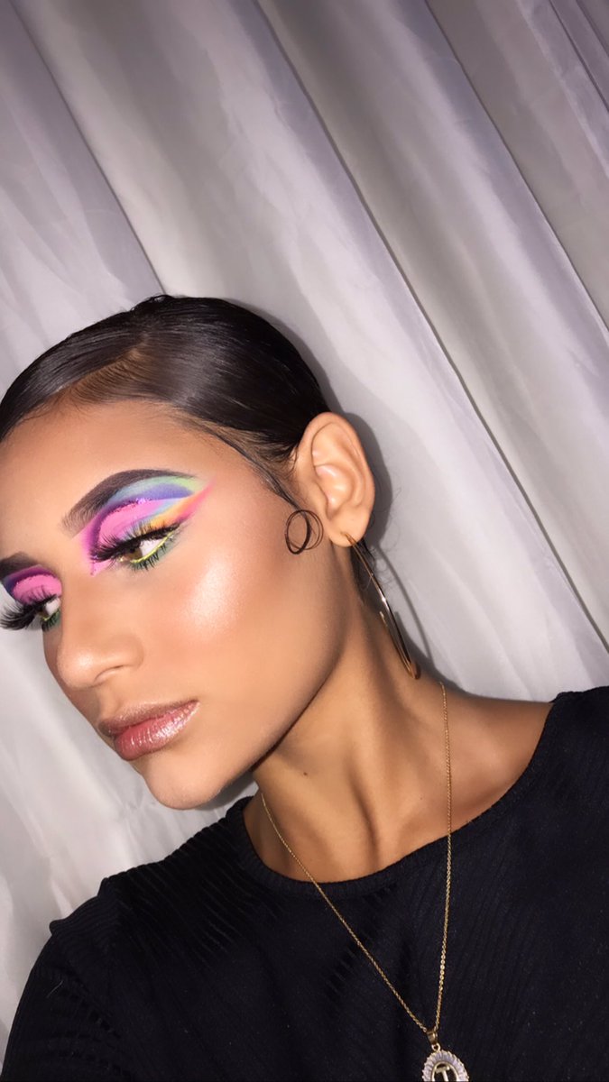 NinehReis's tweet photo. Produção de hoje bem gringa!✨💞🌈 https://t.co/hhino4mUck