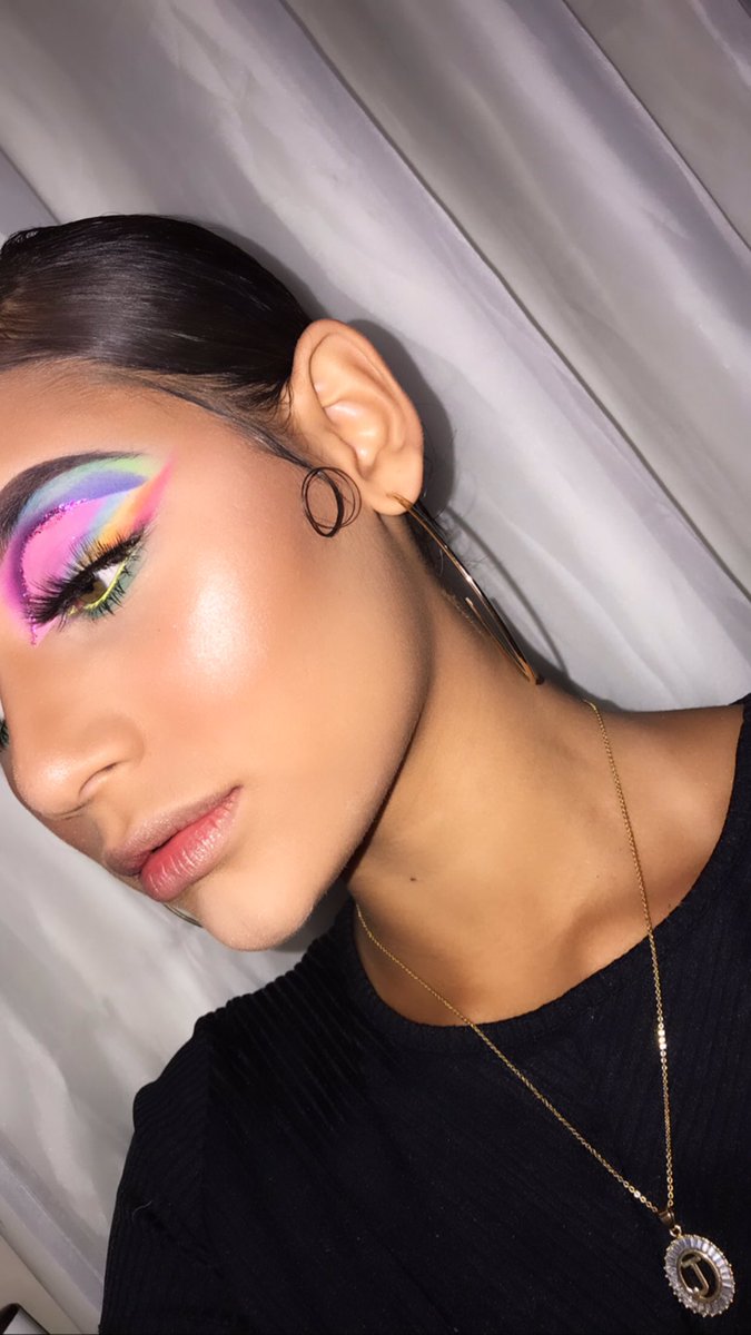 NinehReis's tweet photo. Produção de hoje bem gringa!✨💞🌈 https://t.co/hhino4mUck