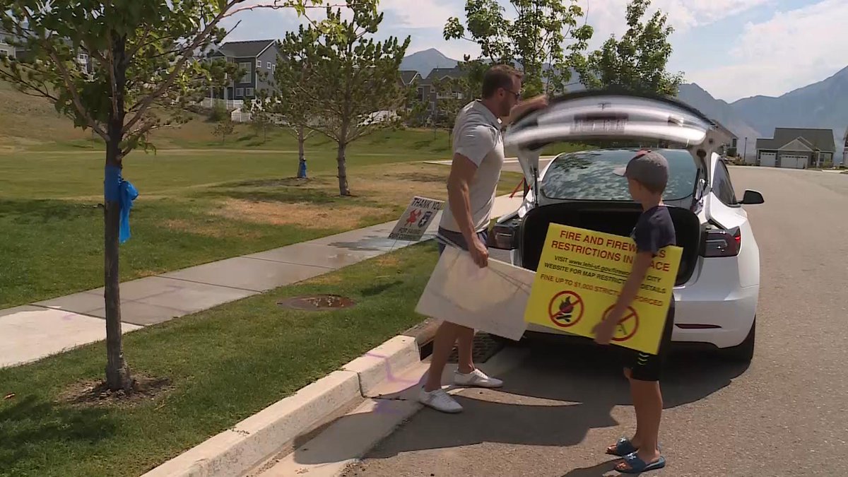 Felicia_UT's tweet photo. Fireworks are not allowed in the Canyon Hills neighborhood of Lehi, but there is a lack of signage. Those impacted by the #traversefire are now putting up their own fireworks restriction signs as the 24th approaches. Details on @KSL5TV #wildfire #Fireworks https://t.co/6YWjeAiPpU