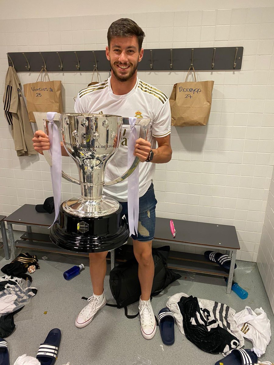 diego_altube's tweet photo. Viviendo un sueño. Campeones de Liga!! ¡Hala Madrid!🤍🤍 @realmadrid 💪 https://t.co/u81EXKdmYB