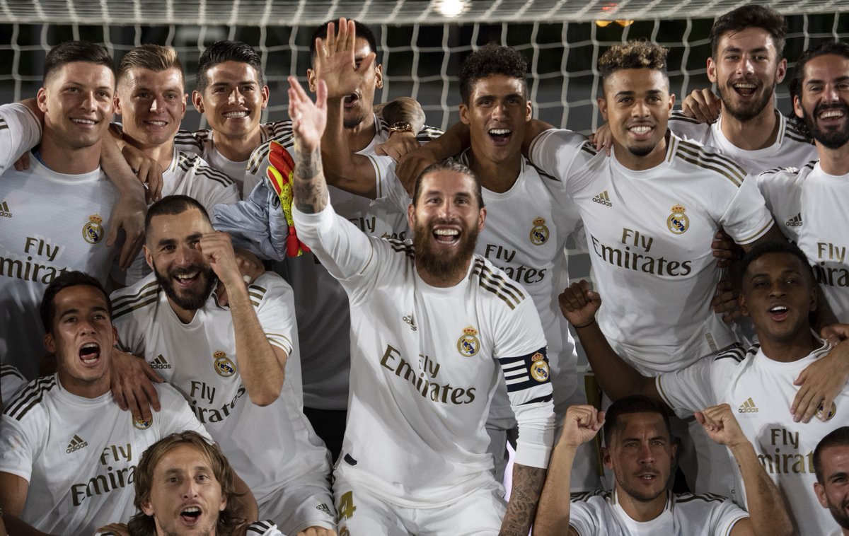 LaLiga's tweet photo. ¡La SONRISA del CAMPEÓN! 😄

#LaLigaSanander https://t.co/pnK65osrFt