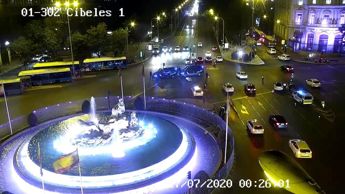 viicen_s's tweet photo. Y sin olvidarse del ejemplo que ha dado esta noche en cibeles el madridismo, nula presencia de aficionados por el COVID. Hoy no solo se ha ganado una liga. https://t.co/bXjDAsIQkZ