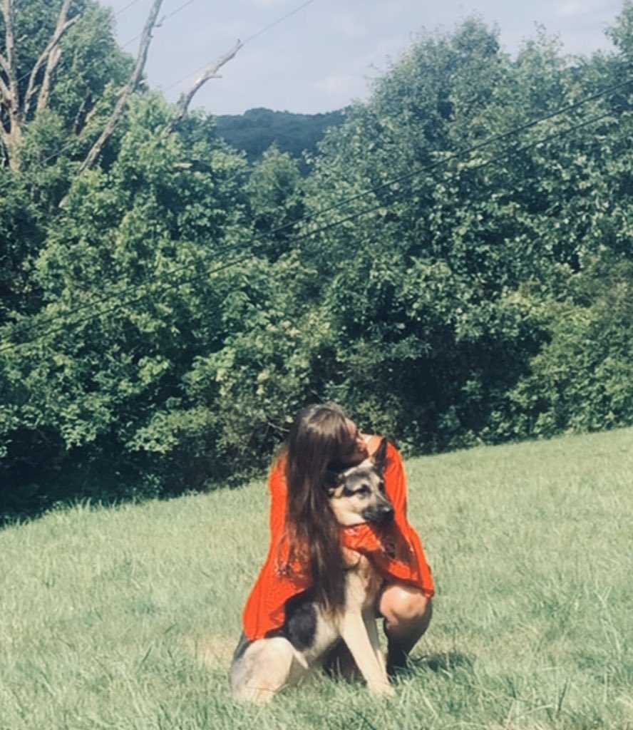 karlie_manshack's tweet photo. Pretty dresses and loyal puppies 🐶 ❤️ https://t.co/yRBHxS0aJ6