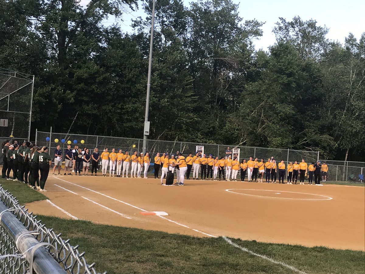 ollerjths's tweet photo. Happy Senior Night to our Softball Seniors!!! Great night to play ball!! Go Falcons!!! https://t.co/wdY6n4auOX