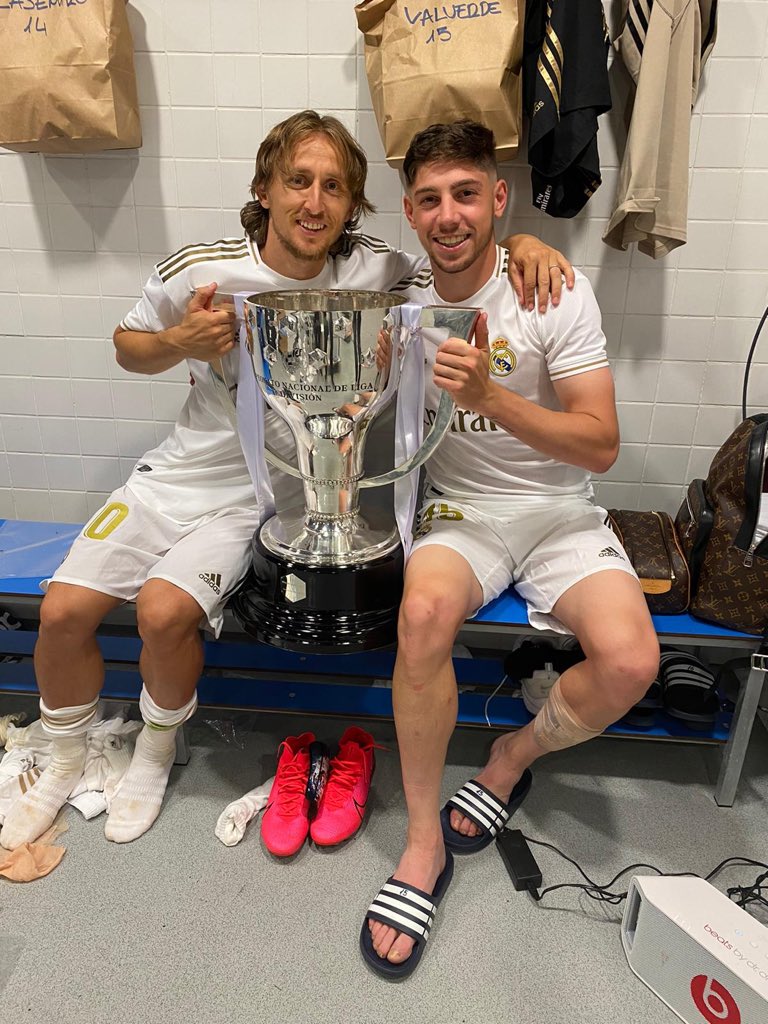 fedeevalverde's tweet image. 34 🏆
CAMPEONES!
#RMLiga #HalaMadrid