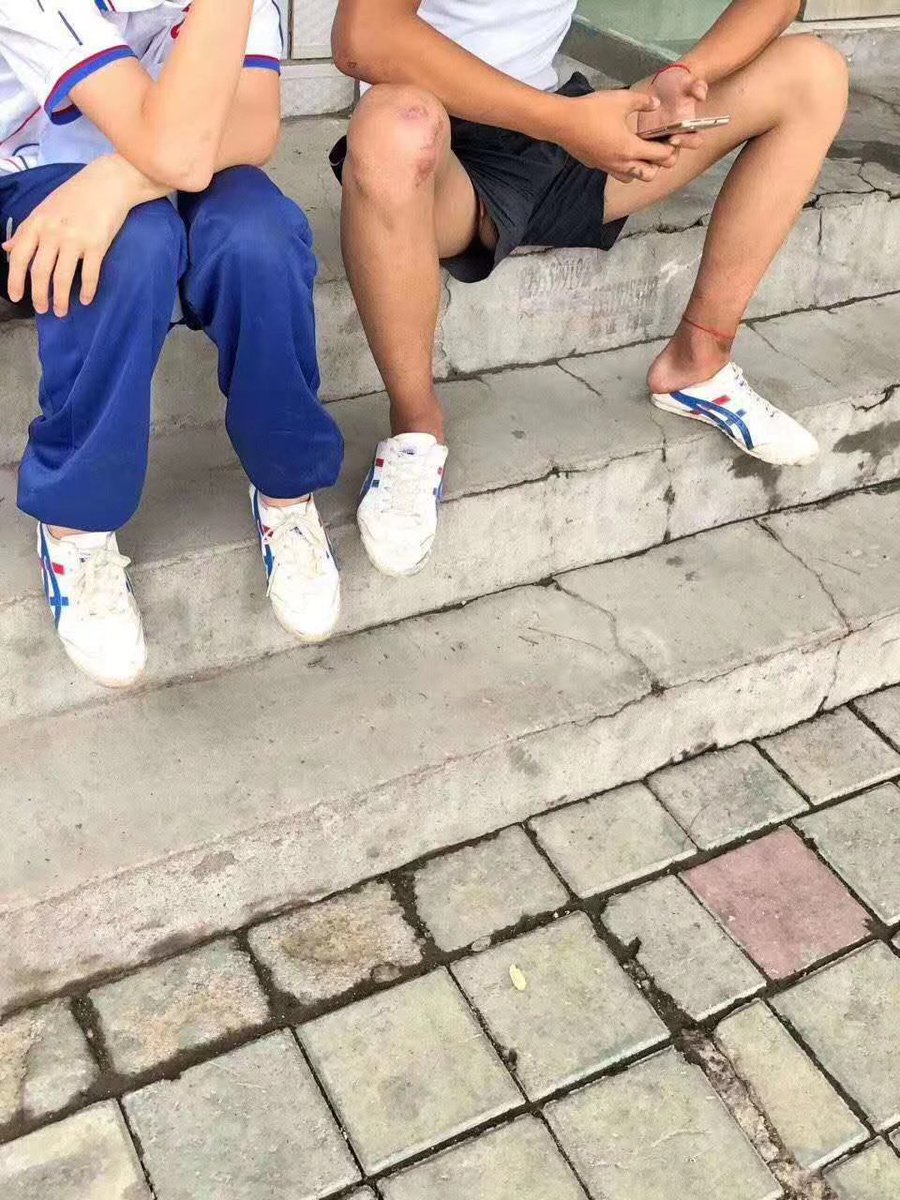 VernaFo32012239's tweet photo. 真他妈想上去给他舔，赤裸裸的勾引 https://t.co/7IOvcStska