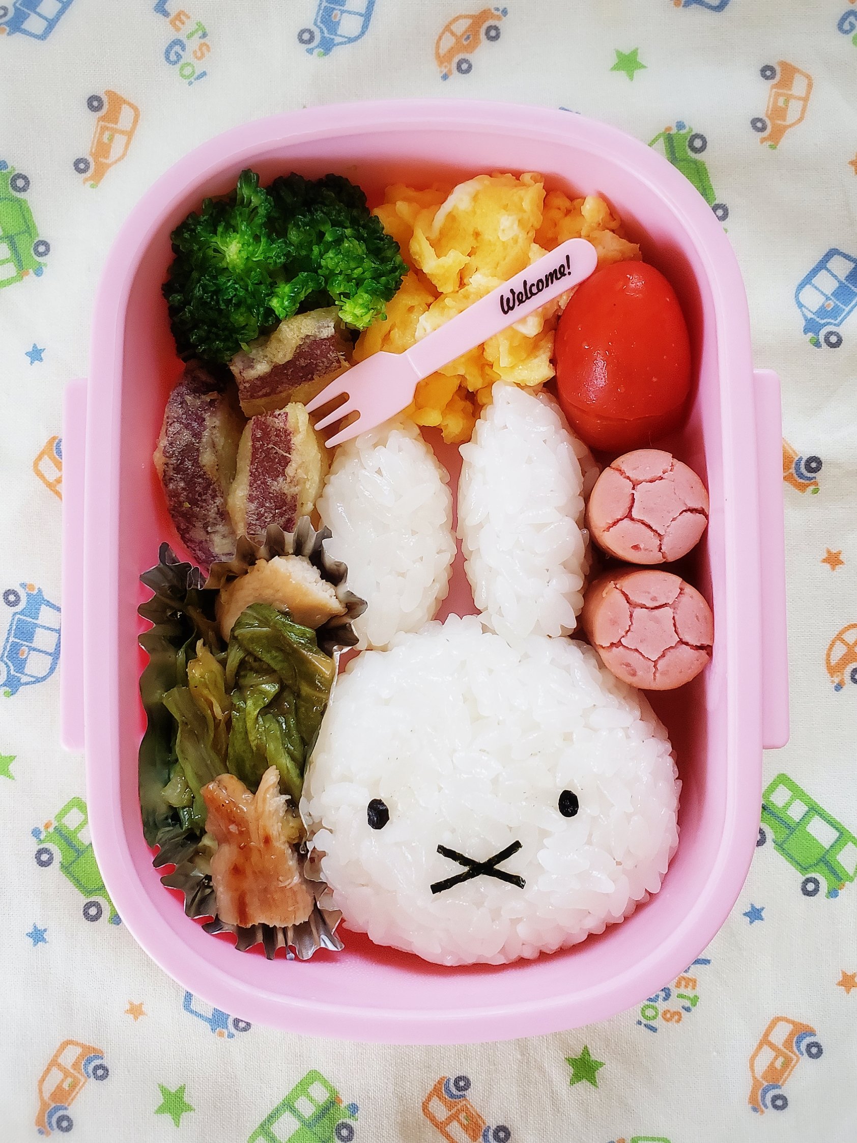 みずき 今日のお弁当 うさぎちゃんとミニおにぎり デコフリもあるけど 桜でんぶで色付け お弁当 キャラ弁 うさぎ おにぎり 幼稚園 お弁当記録 T Co Saghyl8tlp Twitter