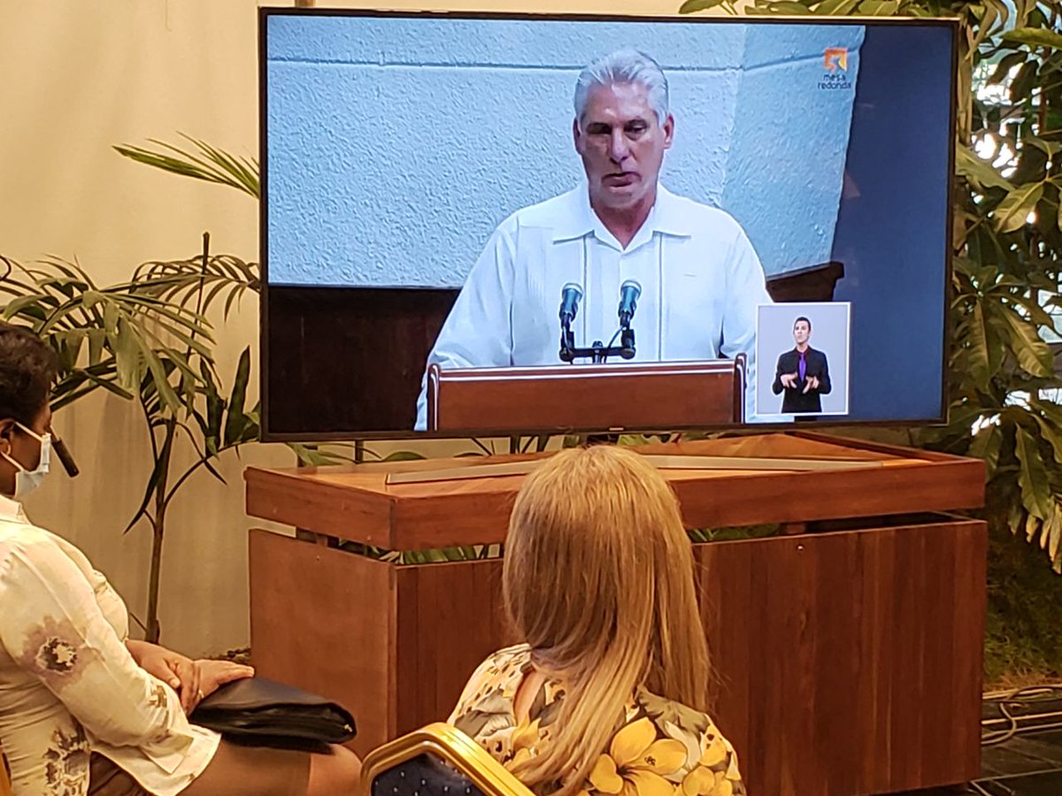 RadioRelojCuba's tweet photo. En #MesaRedonda @DiazCanelB se refirió a la necesidad que tenemos de moneda libremente convertible para reintroducirlas en la industria #cubana y además sostener otras cosas. En ese sentido denunció que el enemigo nunca habla de la mayor causa de nuestros problemas: el #bloqueo https://t.co/H7HgX68rpY