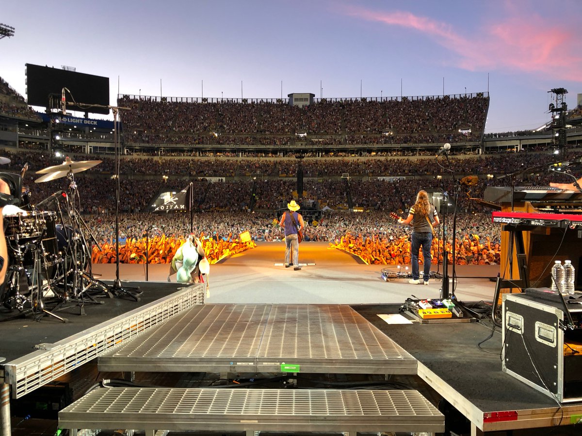 kennychesney's tweet photo. Looking forward to getting back out there and feeling your energy, @noshoesnation. Thanks to @MarathonPetroCo for keeping us fueled all summer long. https://t.co/rCgtRrs42I