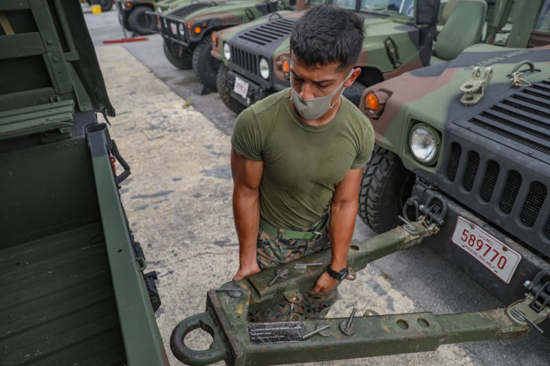 3rdMLG's tweet photo. Get It Done

@USMC Cpl. Jose C. Figueroa, a motor vehicle operator with Combat Logistics Regiment 37, @3rdMLG, attaches a tow bar to a HMMWV on Camp Kinser, Okinawa, Japan, July 8, 2020. (USMC photo by Pfc. Courtney A. Robertson)

#motort #humvee #okimarines #marines #IIIMEF https://t.co/JyCdqwfHKW