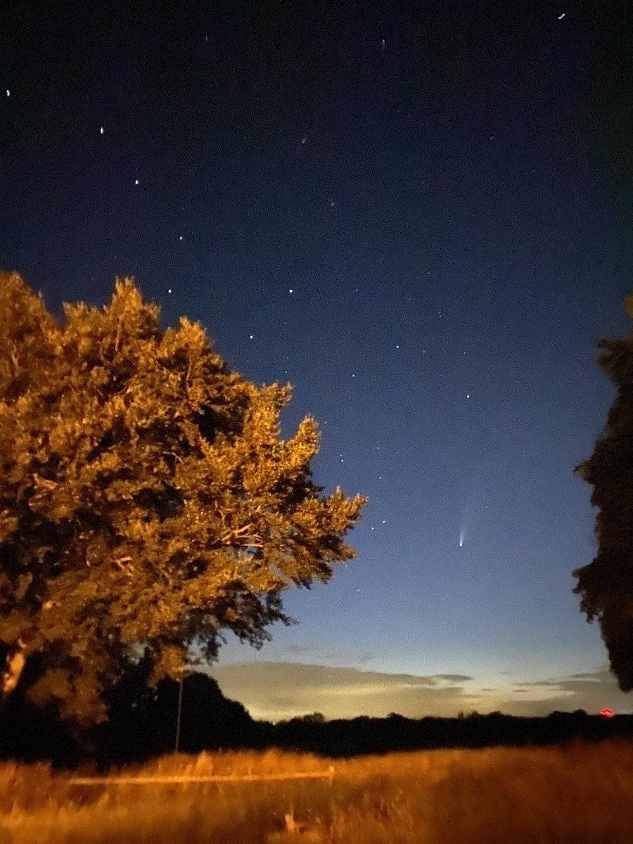 CarolineSteven8's tweet photo. Worth waiting up for... #Comet #NEOWISE #NeowiseComet https://t.co/eTbA20kgfH
