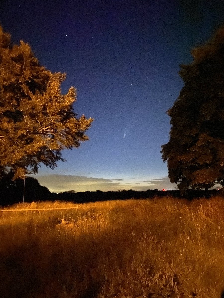 CarolineSteven8's tweet photo. Worth waiting up for... #Comet #NEOWISE #NeowiseComet https://t.co/eTbA20kgfH
