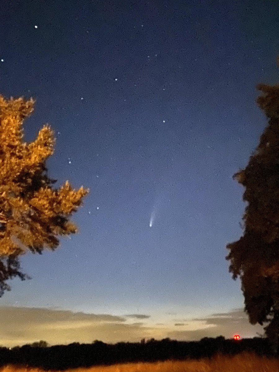 CarolineSteven8's tweet photo. Worth waiting up for... #Comet #NEOWISE #NeowiseComet https://t.co/eTbA20kgfH