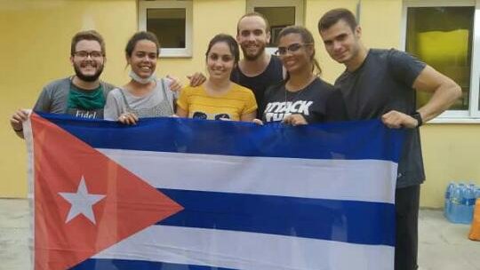 Regresan a sus casas nuestros #valientes que batallaron contra la Covid en el hospital Salvador Allende, de La Habana. Felices y con PCR negativo, orgullosos de la labor desempeñada son ejemplo del altruismo que reina en la #JuventudCubana.
#SomosContinuidad
#SomosCuba
#CubaSalva