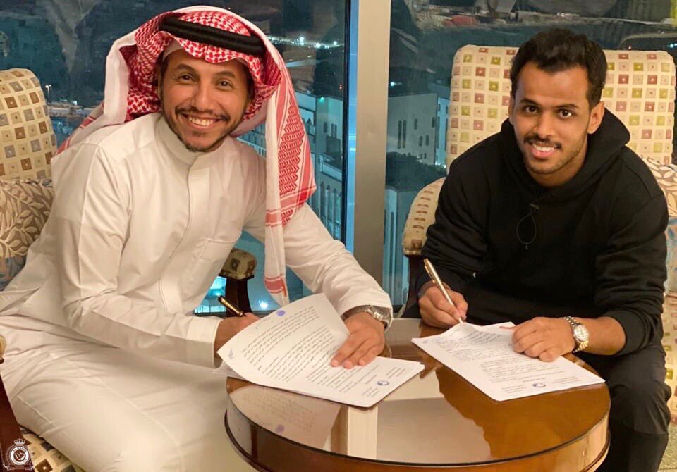 AlNassrFC's tweet photo. #النصر يوقع رسمياً مع نجم المنتخب السعودي الكابتن عبدالفتاح عسيري لثلاث سنوات قادمة 🤩
#عبدالفتاح_عسيري_نصراوي https://t.co/RcG5RoEnxl