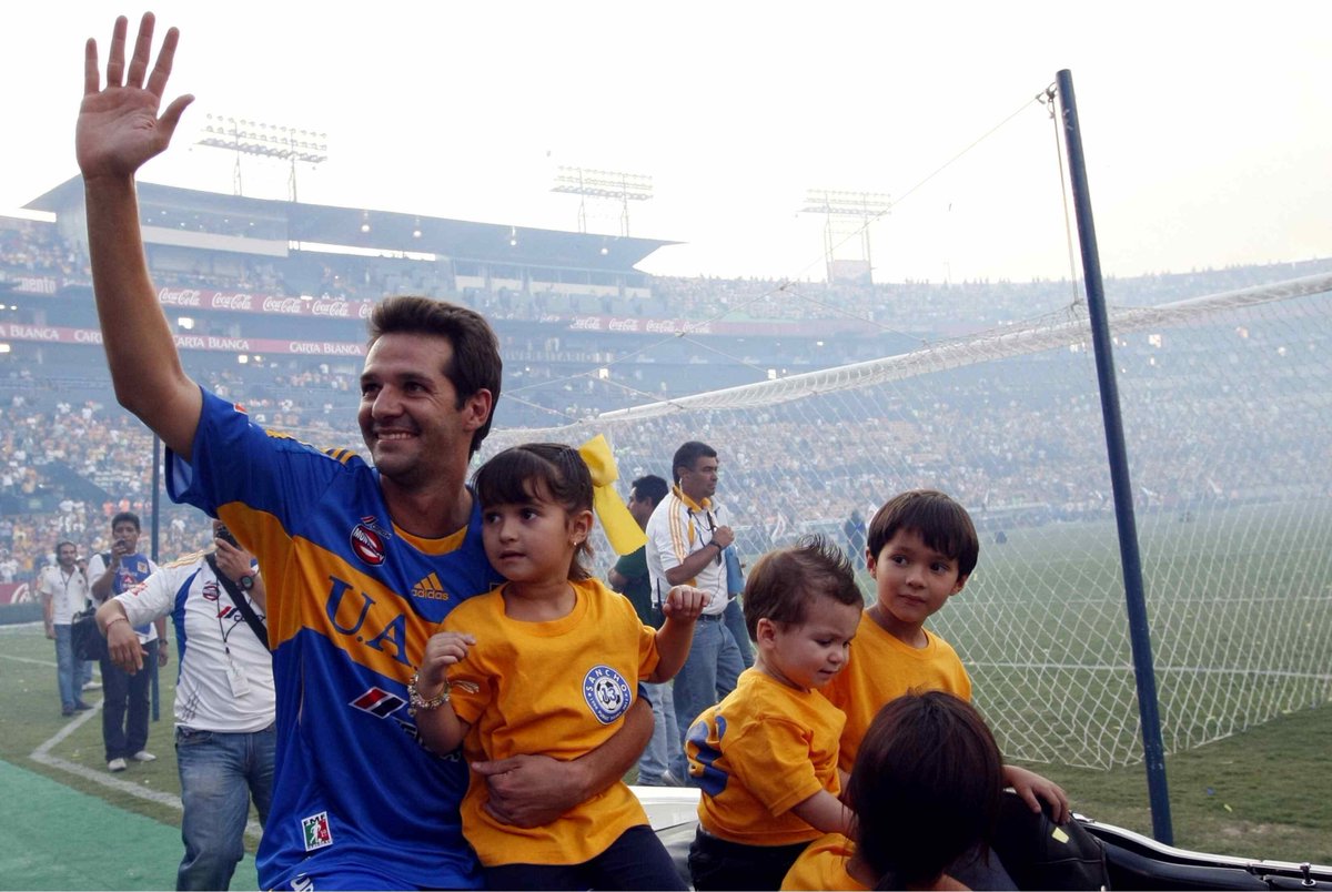 RafaDato2's tweet photo. Hoy se cumplen 9 años de la despedida de Antonio Sancho en el estadio Universitario.

Ese día Tigres venció 4-0 a Pumas, en duelo en que Sancho jugó para los 2 equipos.

Héctor Mancilla(2), Damián Álvarez y David Toledo marcaron los tantos de la victoria. https://t.co/LBcZk9MqEF