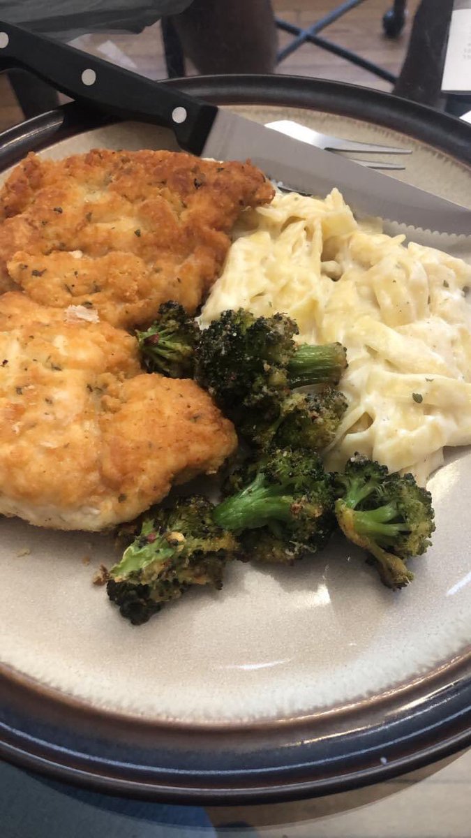 bitchbi45's tweet photo. Chicken piccata, roasted broccoli, and fettuccine alfredo. ๐คค๐ฅ๐๐ป
#SusieHomemaker #WifeMeUp https://t.co/HE96nqEJAi