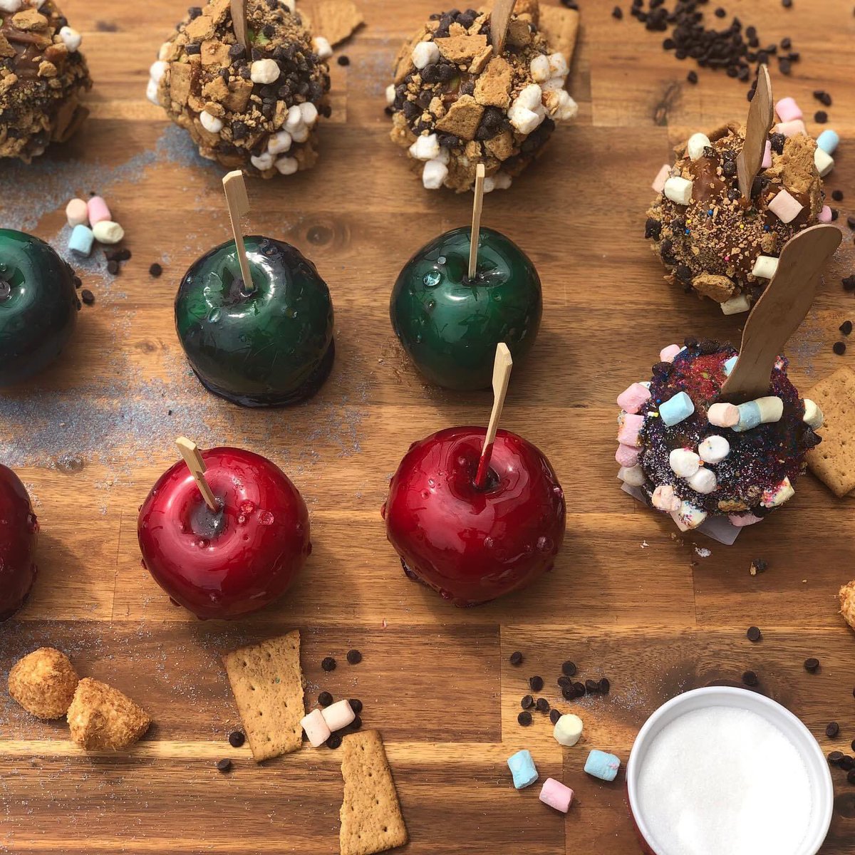 CarnivalCafe1's tweet photo. Hand made craft candy apples 🍎 
Come down and check  it out! Freshly made! Get um while they last! ☀️ 
So sweet and lip smacking delicious! 
We got candy apples 🍎 
Werthers caramel candy apples 🍏 
Jolly rancher Blue raspberry and S’mores caramel apples!
#yyc #food #Carnival https://t.co/pvJ13ky63q