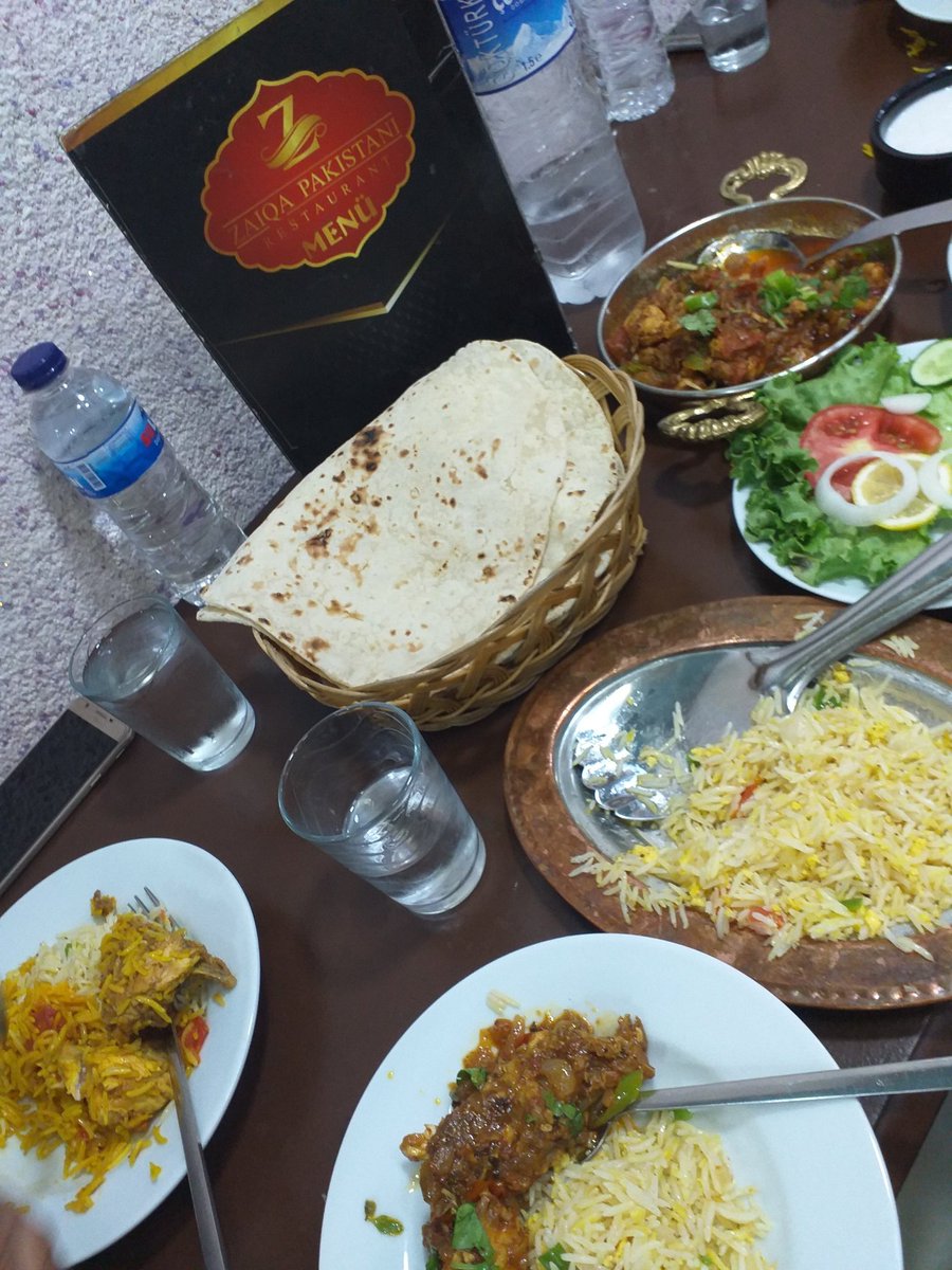 zaiqaPakrest's tweet photo. #zaiqarestaurant❣#desi #food #pakistani #dinner #biryani 👌#eggfriedrice #muttonkarahi 💞 #chapaati #istanbul #fatih #turkey #BranchAksaray 🇵🇰🇹🇷 https://t.co/tSLH2ROYz6