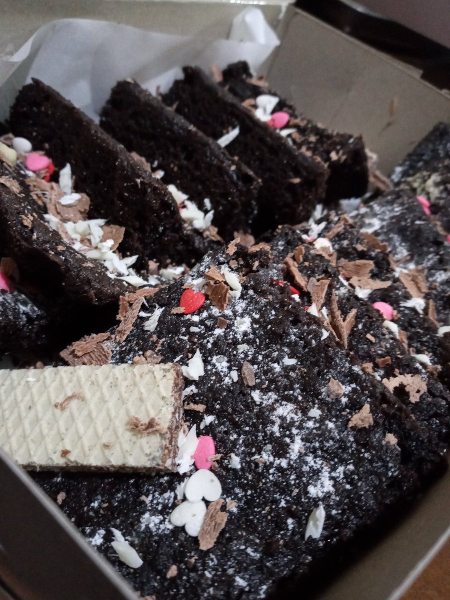 huginacupcake's tweet photo. It's Friyay💃🥰

The week has ended; have you tried our brownies?? Yes wena don't scroll past😭😩. 

Make someone's weekend by ordering them brownies from us💃.

Goodnight🧁♥️ https://t.co/6rtGNIkbE4