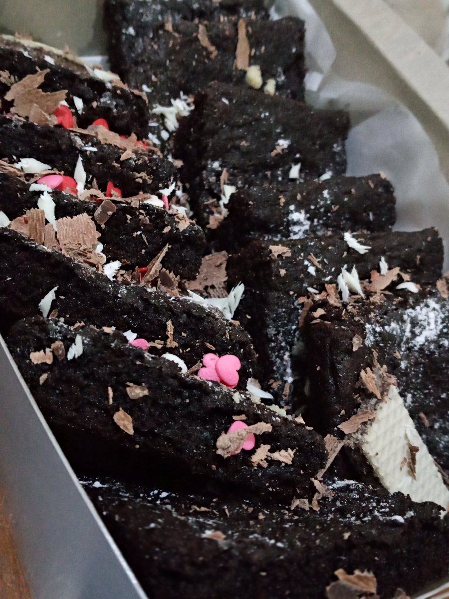 huginacupcake's tweet photo. It's Friyay💃🥰

The week has ended; have you tried our brownies?? Yes wena don't scroll past😭😩. 

Make someone's weekend by ordering them brownies from us💃.

Goodnight🧁♥️ https://t.co/6rtGNIkbE4