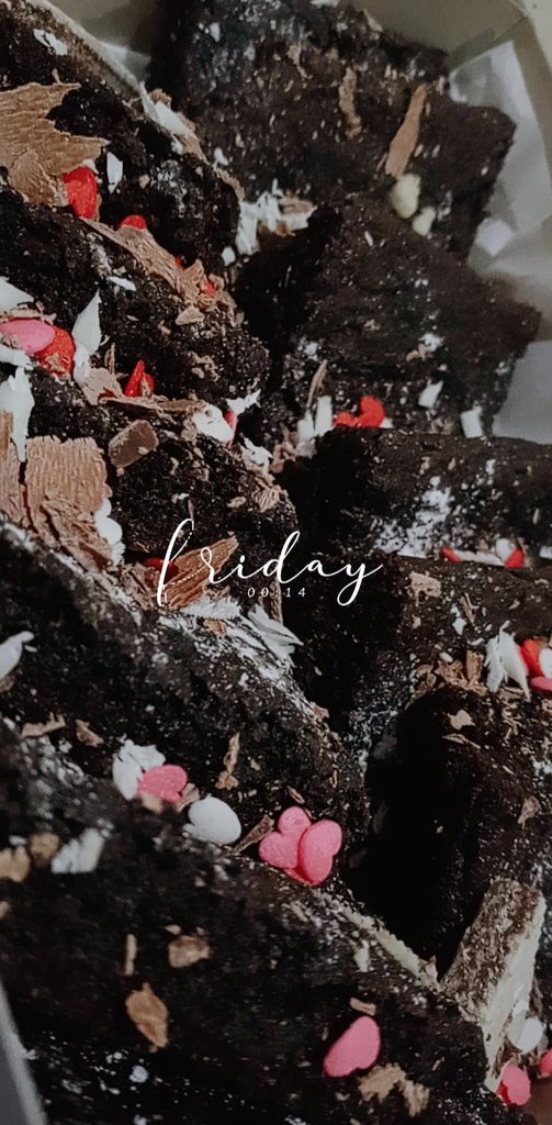 huginacupcake's tweet photo. It's Friyay💃🥰

The week has ended; have you tried our brownies?? Yes wena don't scroll past😭😩. 

Make someone's weekend by ordering them brownies from us💃.

Goodnight🧁♥️ https://t.co/6rtGNIkbE4