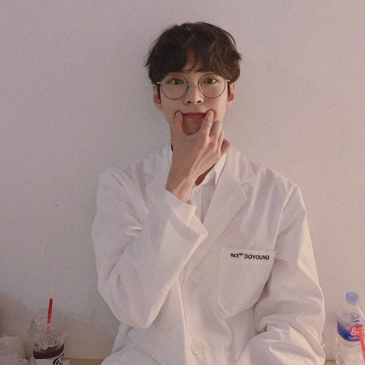yoonohpeach_'s tweet photo. ¡au Dojae! Enquanto vc dormia

Graças a Doyoung, Taeyong é salvo de um acidente, mas fica em coma no hospital. Ao visitá-lo, ele é confundido com o noivo de Taey, causando uma série de mal-entendidos, principalmente porque Doyoung começa a se apaixonar pelo meio irmão da vítima. https://t.co/rOxq7HSPAX
