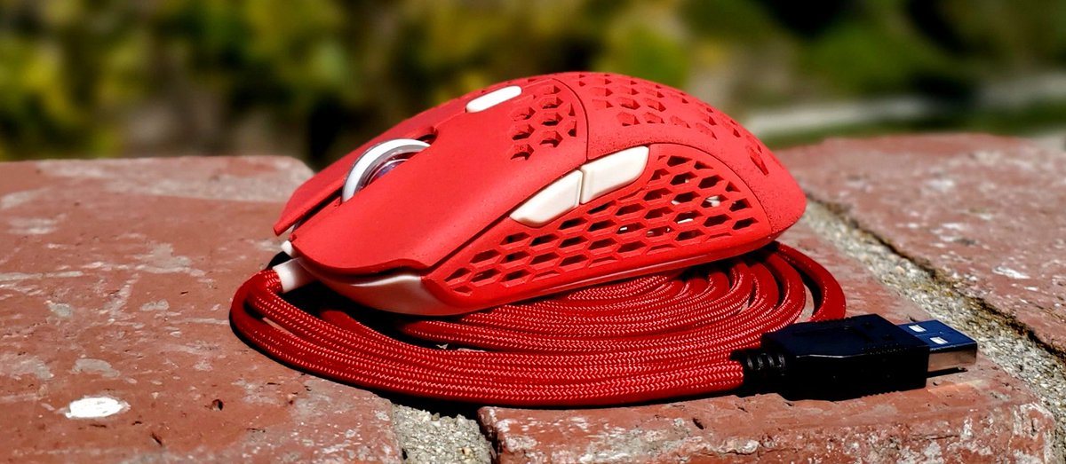 SavaJeZz's tweet photo. S/O @LethalGamingGr and @finalmouse for this masterpiece 🔥
#finalmouse #ultralight2 #paracord https://t.co/ncDHNU101K