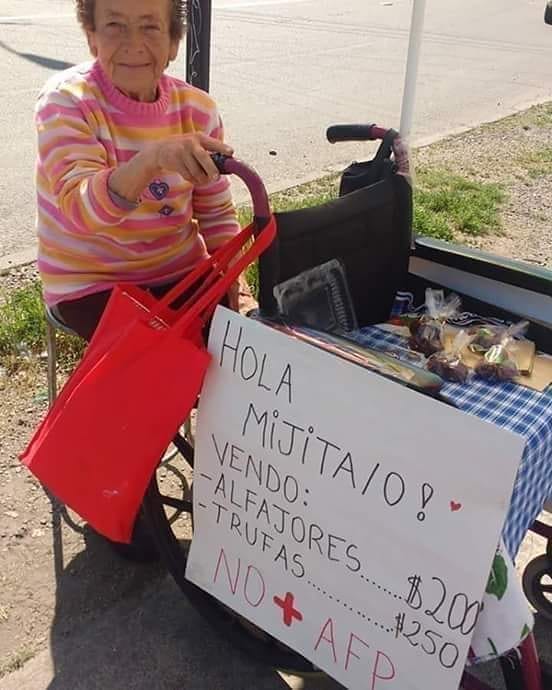 migueespinoza_s's tweet photo. Dan ganas de romper todo viendo el dolor y sufrimiento de esta foto. Pero los "yes men" del Gobierno y la tropa de cuicos sin calle que tienen trabajando allí, intentan convencer a la ciudadanía que su propuesta es mejor. Ojo en el Senado. #NoMasAFP #RetirodeFondosPrevisionales https://t.co/duCDtGhJxF