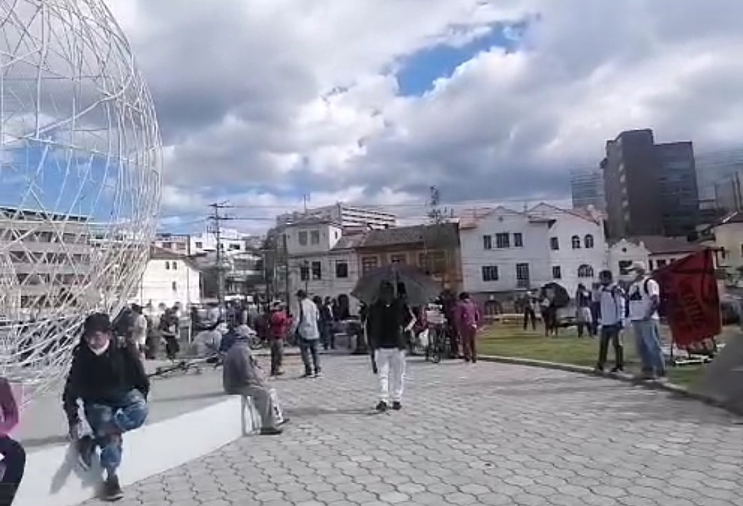 IntramurosE's tweet photo. 📌ATENCIÓN
En #Quito, el Bloque Proletario se movilizó por las calles de la ciudad. La concentración de dio en el parque de El Arbolito, la tarde del 16 julio de 2020. Y luego una marcha que se dirigió hacia el Centro Histórico con una fuerte custodia policial. https://t.co/7y0yy7tDUU