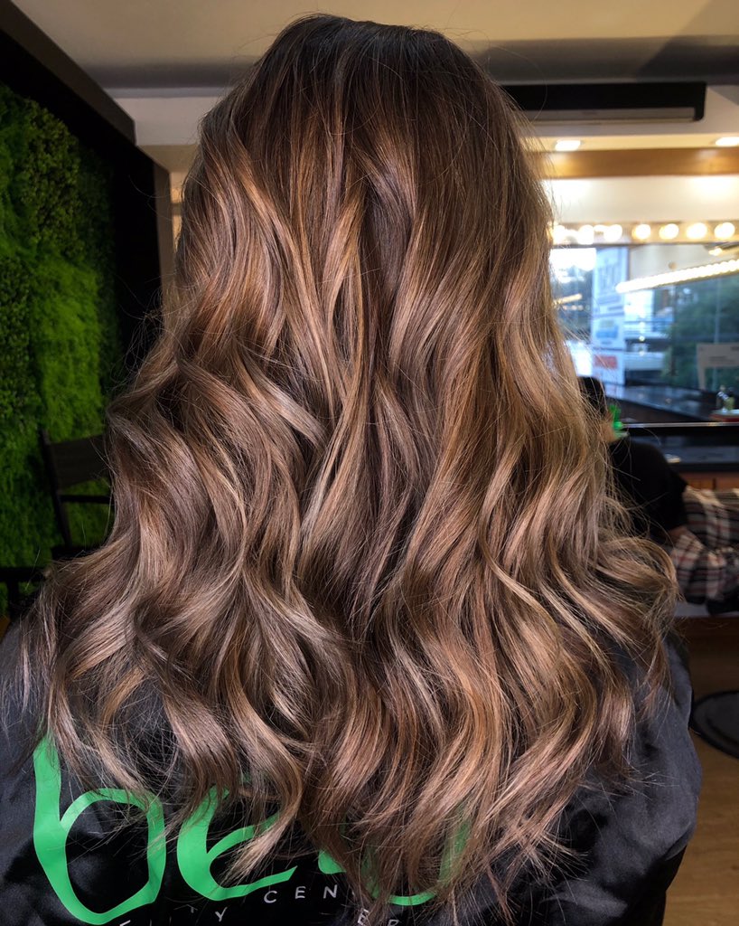 Beiabeauty's tweet photo. De los tonos favoritos por muchas de nuestras #beias 💁🏽♀️, déjanos sabersi también eres de las que ama ver una melena iluminada en tonos castaños 👆🏼. Gorgeous work por nuestra querida @gabyhairrdb 💚.
#beia® #bellezasostenible #wedobeauty https://t.co/ql9tmDbBrq